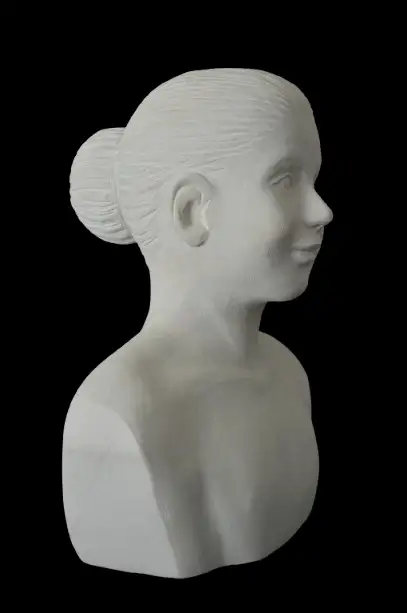 Sculpture intitulée ‘Alba’, buste en pierre blanche, format 29x24x18 cm, profil gauche – artiste Florence Boutoulle – Fébécréations.fr