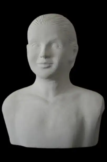 Sculpture intitulée ‘Alba’, buste en pierre blanche, format 29x24x18 cm, vue de face – artiste Florence Boutoulle – Fébécréations.fr