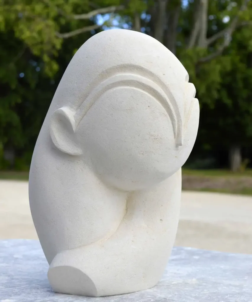 Sculpture intitulée ‘Demoiselle’, buste en pierre blanche, format 29x24x18 cm, profil gauche – artiste Florence Boutoulle – Fébécréations.fr”