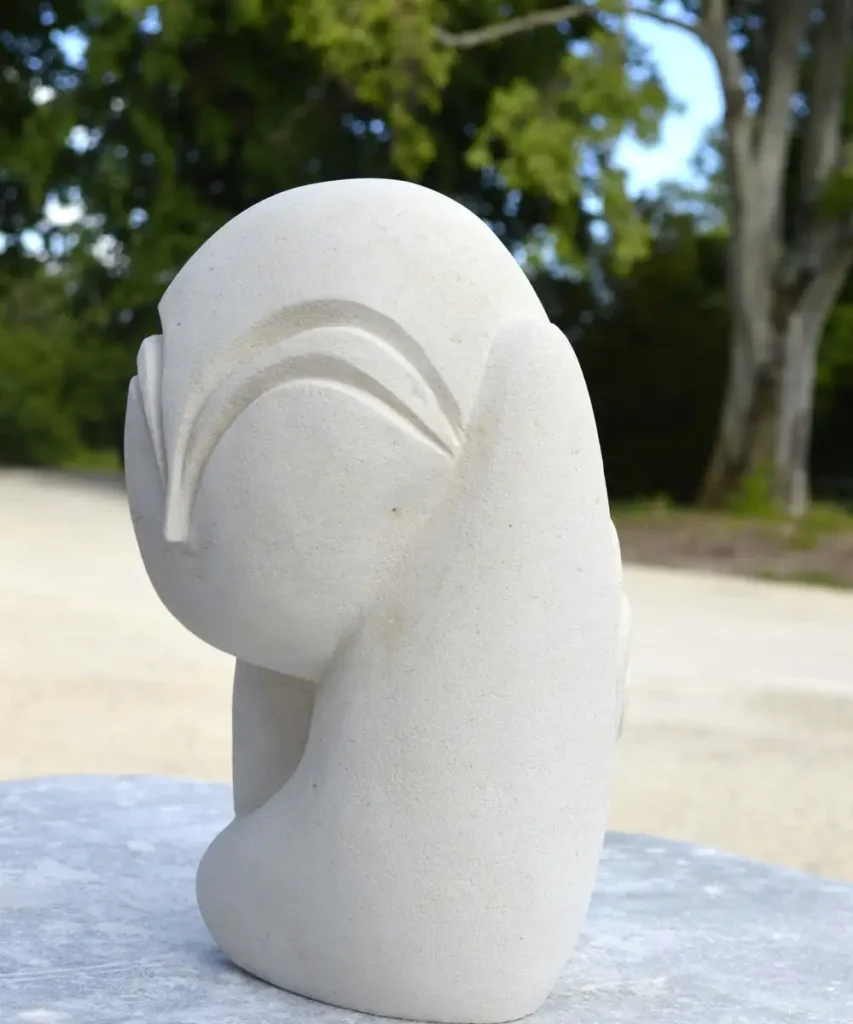Sculpture intitulée ‘Demoiselle’, buste en pierre blanche, format 29x24x18 cm, profil droit – artiste Florence Boutoulle – Fébécréations.fr