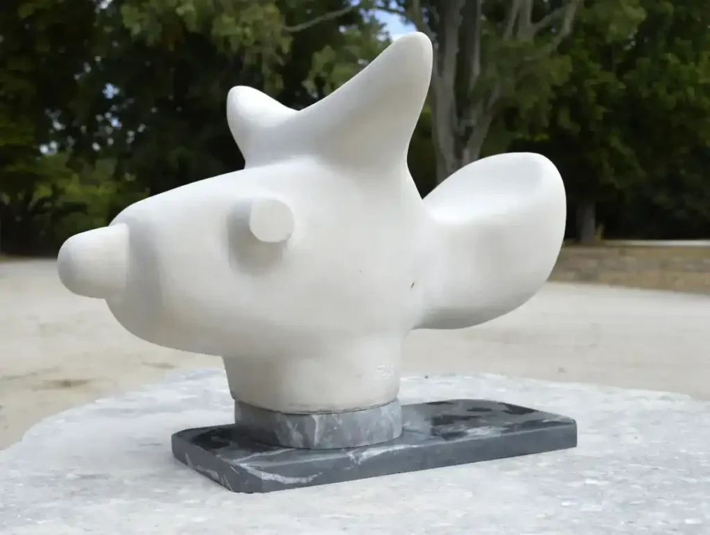 Sculpture intitulée ‘Envol’, réalisée en pierre, format 42x36x22 cm, socle en marbre noir, profil quart gauche – artiste Florence Boutoulle – Fébécréations.fr