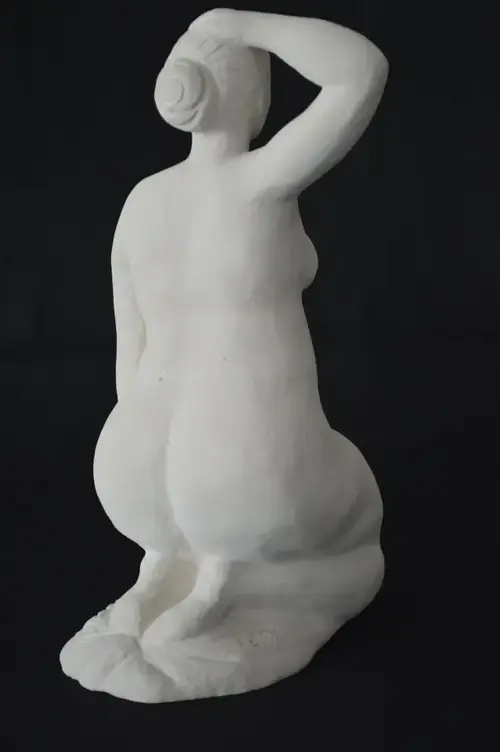 Sculpture intitulée ‘Ondine’, réalisée en pierre blanche, format 40x36x22 cm, vue de dos – artiste Florence Boutoulle – Fébécréations.fr