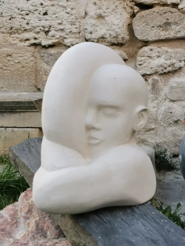 sculpture intitulée-Rêve-buste-en-pierre-blanche-30X32X20cm- profil-quart-droit-florence-boutoulle-febecreations.webp
