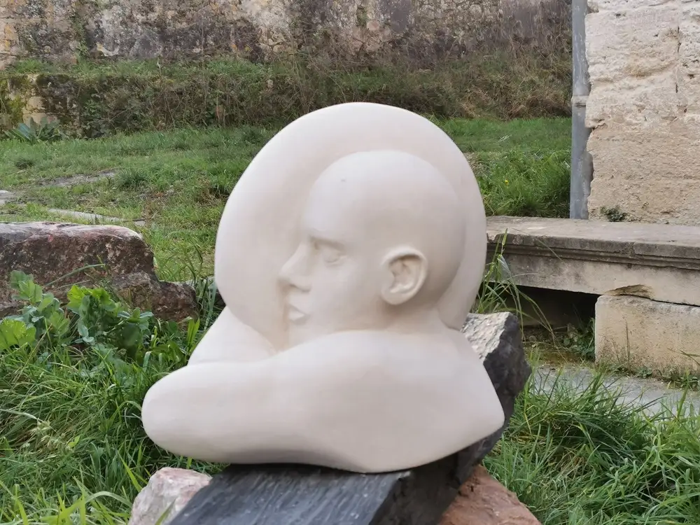 Sculpture intitulée ‘Rêve’, buste en pierre blanche, format 30x32x20 cm, profil droit – artiste Florence Boutoulle – Fébécréations.fr