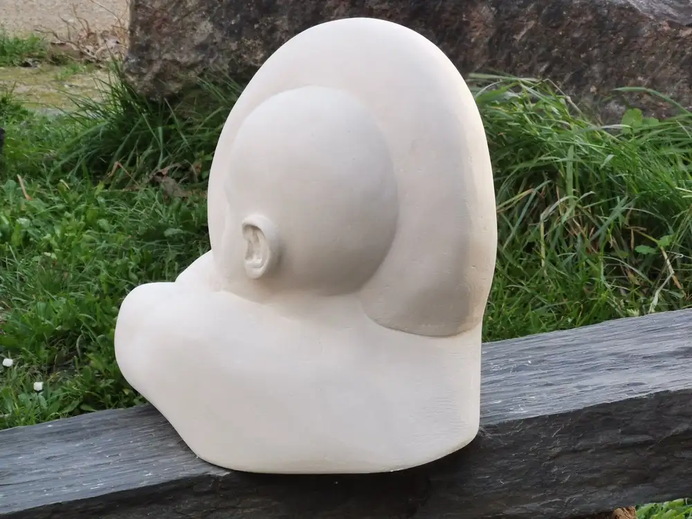 Sculpture intitulée ‘Rêve’, buste en pierre blanche, format 30x32x20 cm, vue de dos – artiste Florence Boutoulle – Fébécréations.fr”
